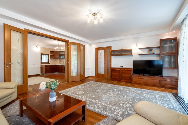Baneasa, Dobrogeanu Gherea, Garlei, comision 0%, casa P+1+M, 6 camere, curte 550 mp.