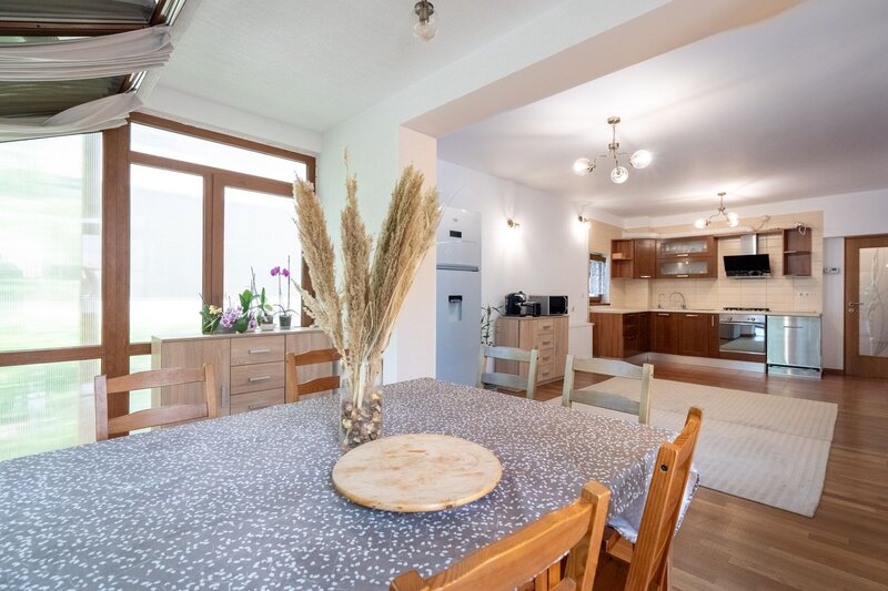 Baneasa, Dobrogeanu Gherea, Garlei, comision 0%, casa P+1+M, 6 camere, curte 550 mp.